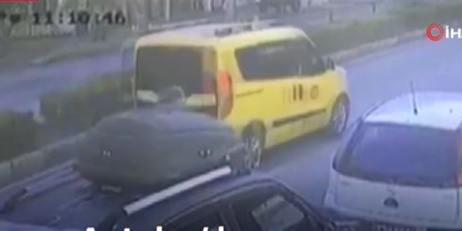 Motosikletli kurye taktığı kaskla hayata tutundu