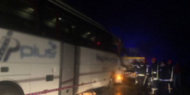 Yolcu otobüsü kaza yaptı, hostes öldü, 35 kişi yaralandı