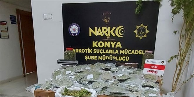 Uyuşturucuyu bahçedeki parke taşlarına gizlemişler