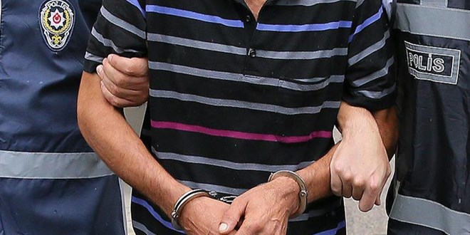 İzmir'de polisi bıçaklayan saldırgan ayağından vurularak yakalandı