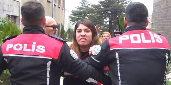 Kendisine bıçakla saldıran kocasını unutup gazeteciye saldırdı
