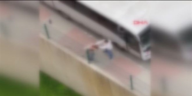 Cezaevinden yeni ��kt�, eski e�ini sokak ortas�nda d�vd�