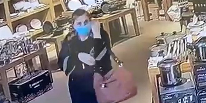 Güvenlik kamerasını görmesine rağmen hırsızlığa devam etti