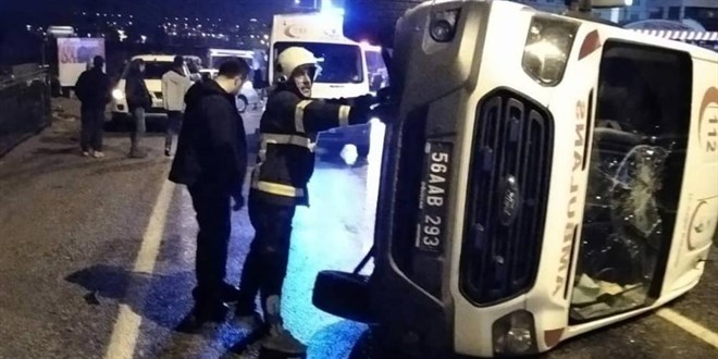 Vakaya giden ambulansa araç çarptı: 4 yaralı