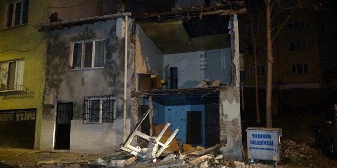 Bursa'da lodos hayat fel etti: Binann duvar ykld, aalar yollar kapatt