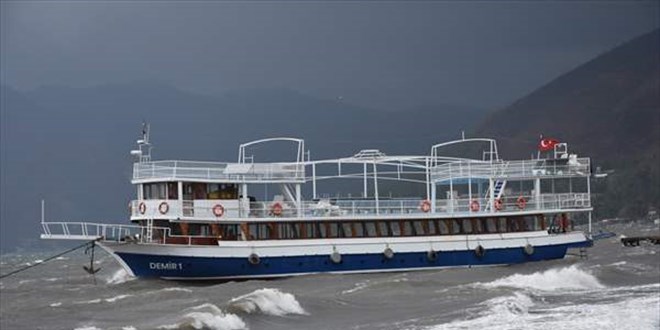 Marmaris'te iki tekne fırtına nedeniyle karaya oturdu