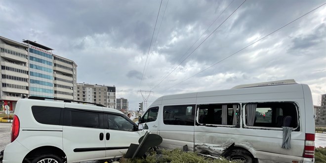 Öğrencileri taşıyan minibüs kaza yaptı: 11 kişi yaralandı