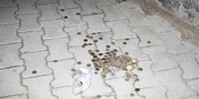 Okulun müdür odasından para çalan hırsızlar tutuklandı