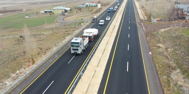 Dev aynanın 5 saatlik yolculuğu havadan görüntülendi