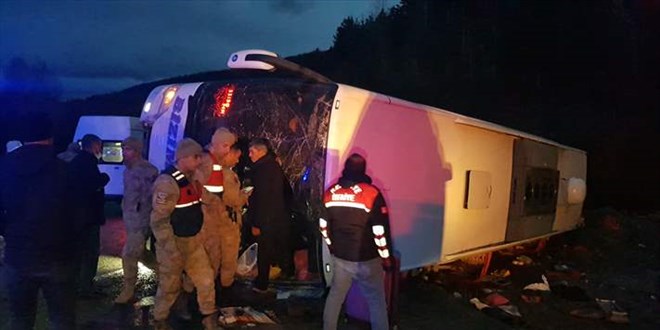 Erzincan'da yolcu otobüsü devrildi: 1'i ağır 22 yaralı