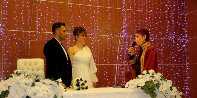 Nikah memuru, tavsiyeleriyle fenomen oldu! 2 milyon kişi izledi