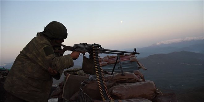 Komandolar PKK'nın sözde bölge sorumlularının kullandığı mağarayı ele geçirdi