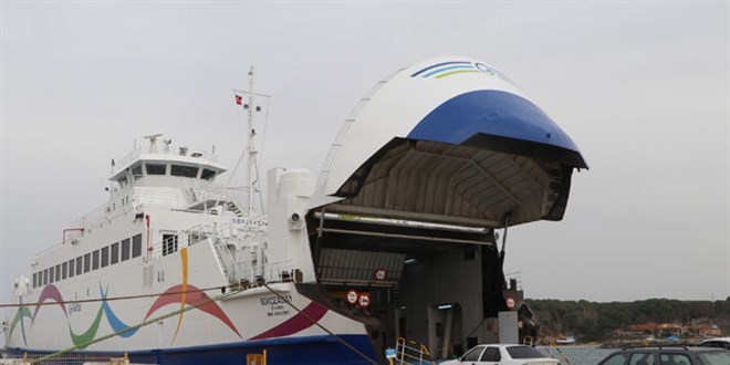 Çanakkale'de feribot seferlerine 'fırtına' iptali