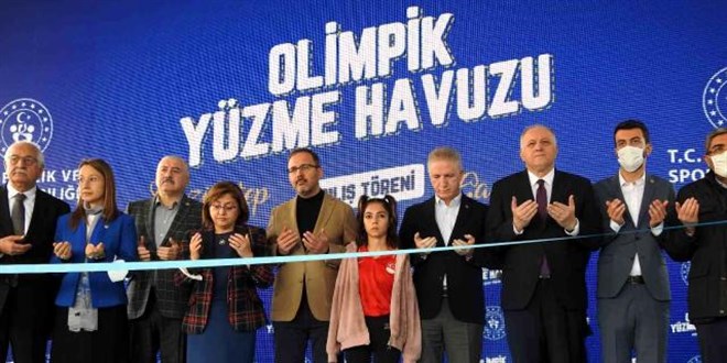 Türkiye'nin en büyük yüzme havuzu açıldı