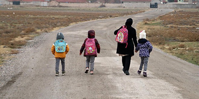 Okula gitmek için her sabah 3 kilometre yürüyorlar