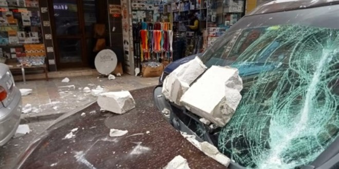 İzmir'de fırtınanın etkisi ile beton bloklar yola düştü