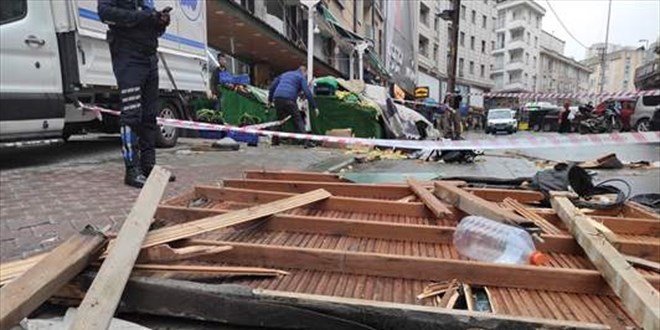 Fırtına nedeniyle uçan çatının altında kalan anne yaşamını yitirdi