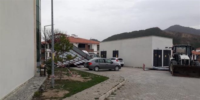 Şiddetli rüzgar hastanenin çatısını uçurdu