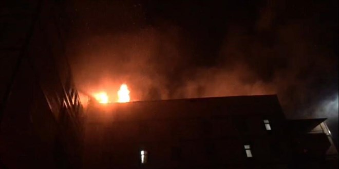 Rize'de üniversite öğrenci yurdunun çatısında yangın çıktı