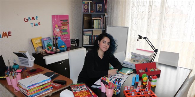 Yemek odasından binlerce öğrenciye İngilizce öğretiyor