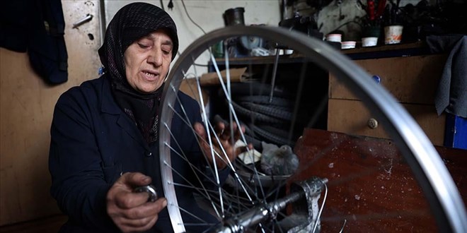 'Bisikletçi Anne' 30 yıldır evini tamircilikle geçindiriyor