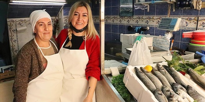 İki kadın omuz omuza balık satarak ekmeklerini çıkarıyor
