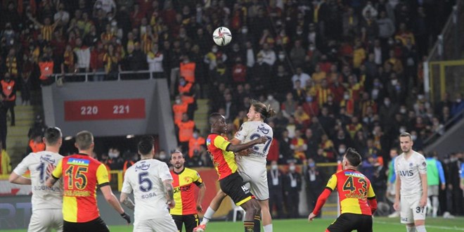 Fenerbahçe, lider Trabzonspor'un 12 puan gerisine düştü