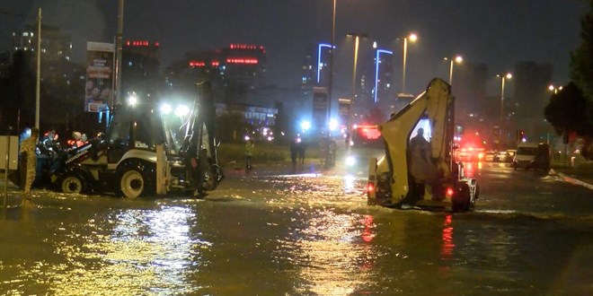 Kartal sahil yolu sular altında kalınca trafiğe kapatıldı