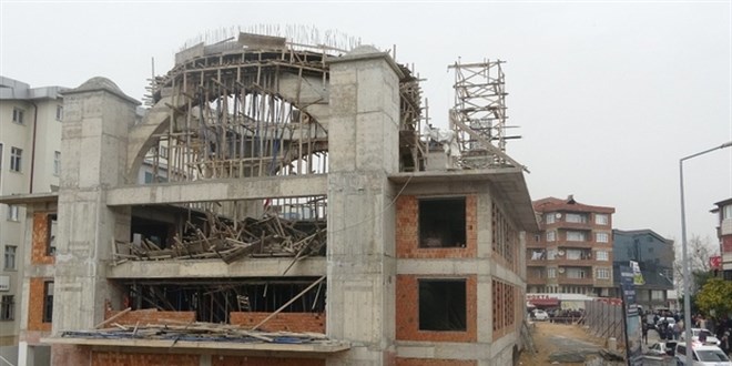 Gebze'de cami inşaatında iskele çöktü: 8 yaralı