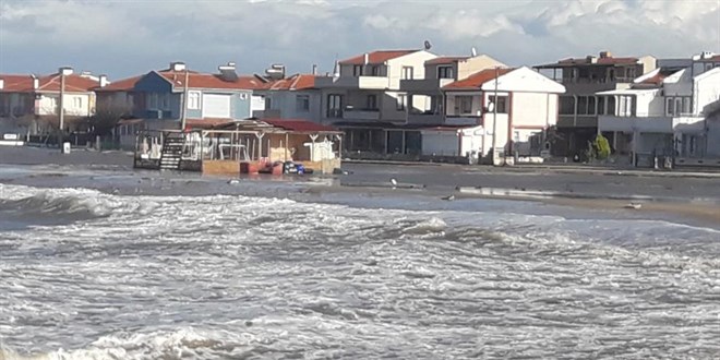 Edirne'de deniz taştı, deniz suyu binalara dayandı
