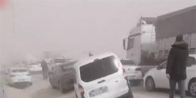 Konya-Ankara karayolunda kum fırtınası: 30 araç birbirine girdi