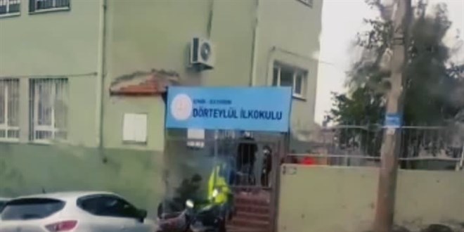 Şiddetli rüzgardan yürüyemeyen öğrencinin yardımına trafik polisi koştu