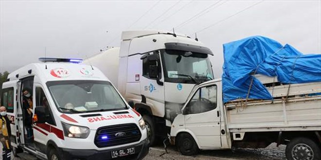 Yeni görev yerine eşya taşıyan doktor trafik kazasında yaralandı