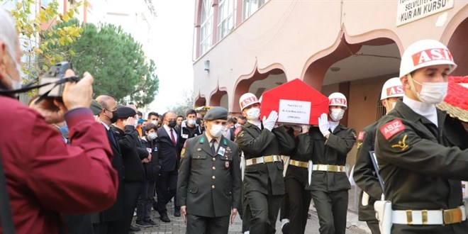 Denizde ölü bulunan astsubay son yolculuğuna uğurlandı
