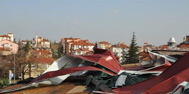 Bir çok ilde fırtına etkili oluyor! Ev ve işyerlerinin çatısı uçtu