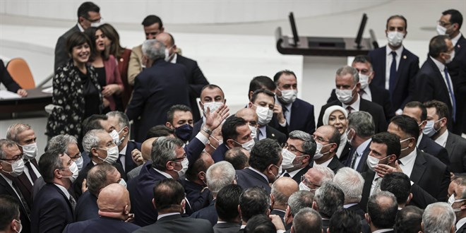 AK Parti ile CHP milletvekilleri birbirlerinin üzerine yürüdü