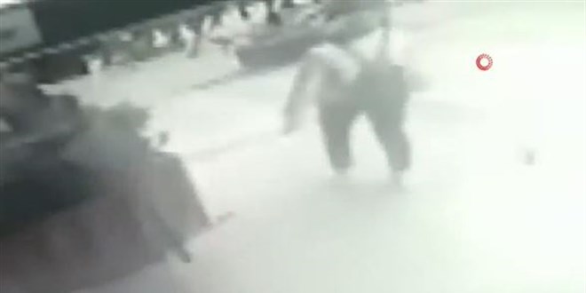 Yoldan geçen kadına yumruk attı, yoluna devam etti
