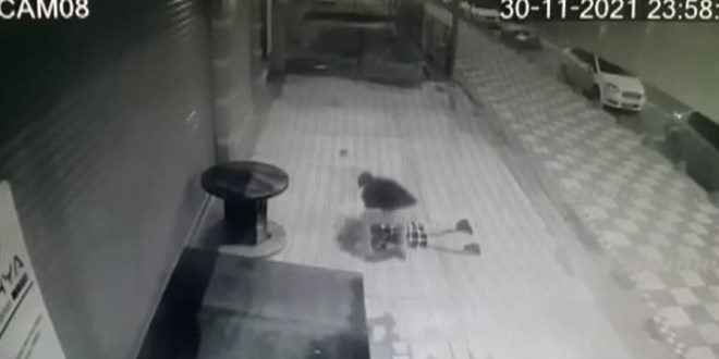 Adres sorarken kalp krizi geçiren kadın güvenlik kamerasına yansıdı