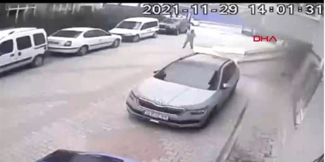 Lodosun uçurduğu suntalar bir kişiye çarptı; o anlar kamerada
