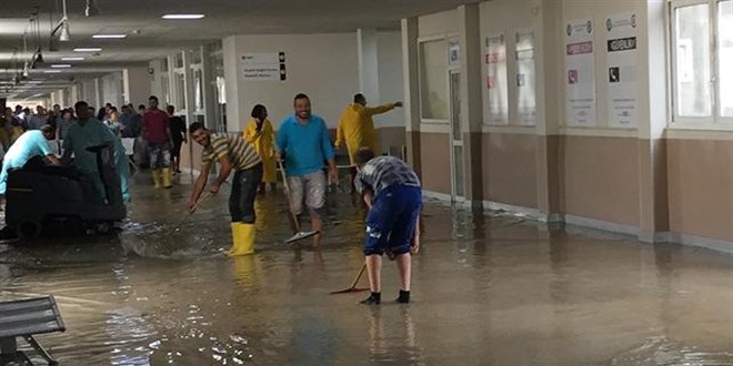 'Hastaneyi su bastı botla gelin' diye mesaj attı, işten atıldı
