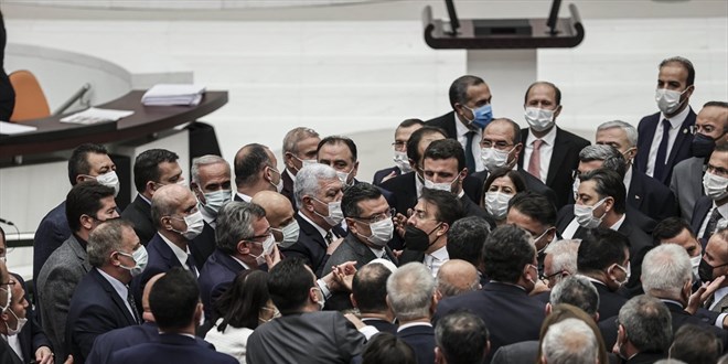 Meclis'te vekiller arasında Tahir Elçi cinayeti kavgası
