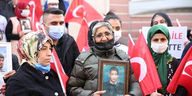 Diyarbakır annelerinin oturma eylemine bir aile daha katıldı