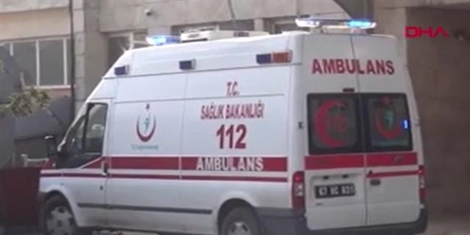 Sokak köpeklerinden kaçan çocuğa otomobil çarptı