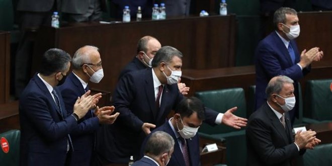 Geçen hafta Erdoğan'ı alkışlamayan Lütfi Elvan, bu kez ayakta alkışladı