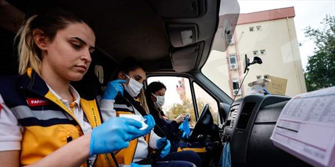 Kadınlardan oluşan ambulans ekibi zamanla yarışıp yardıma koşuyor