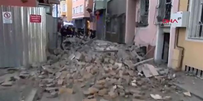 Fatih Balat'ta binanın bir kısmı yola çöktü