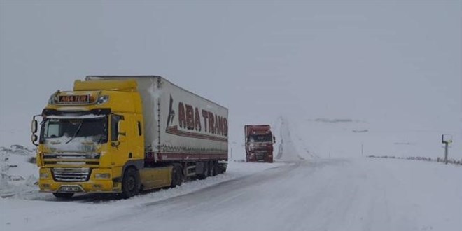 Ardahan ve Ağrı'da ulaşıma kar engeli