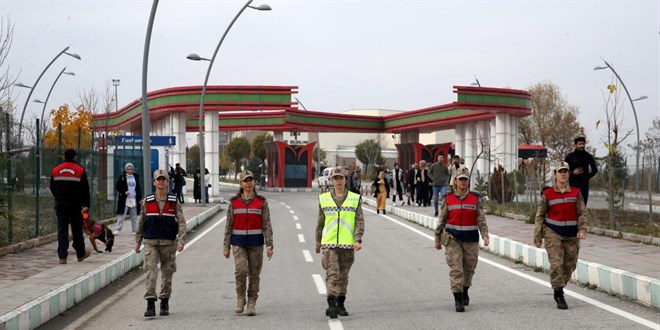 Okul önlerinde denetim yapan kadın astsubaylar güven veriyor