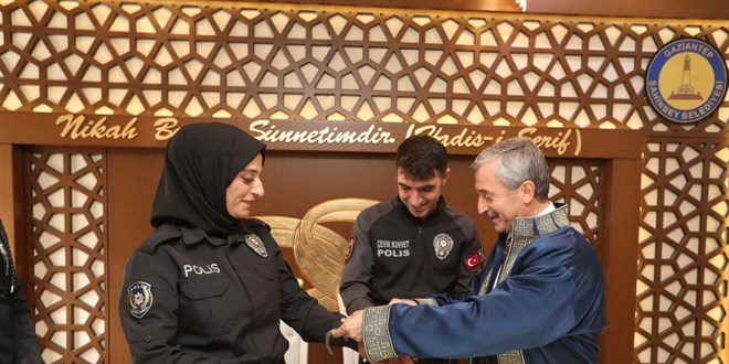 Polis çifte kelepçeli nikah
