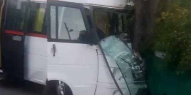 Antalya'da okul servisi ağaca çarptı: 7'si öğrenci 8 yaralı